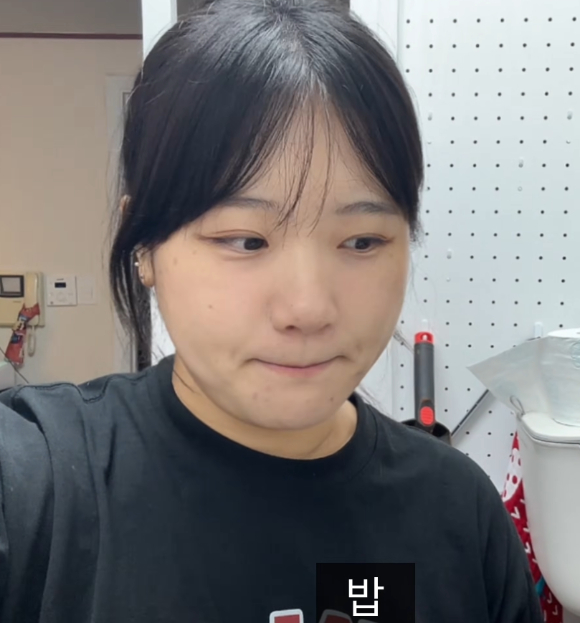 박 전 위원장이 집밥 만들기 영상을 찍고 있다. [사진=유튜브 @정치인박지현]