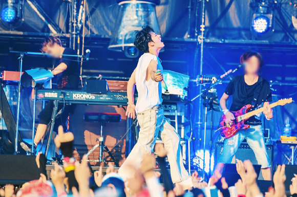 김재중이 일본 야외 음악 축제 '럭키 페스티벌'에서 노래하고 있다. [사진=인코드]