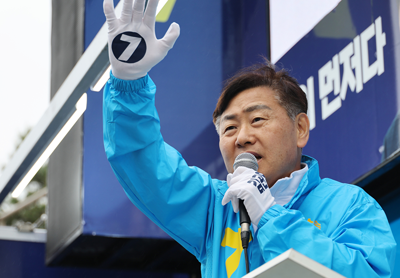 6&middot;3 지방선거 공식 선거운동이 시작된 21일 무소속 김관영 전북특별자치도지사 후보가 전주시 완산구 롯데백화점 사거리에서 유세를 하고 있다. 2026.5.21 [사진=연합뉴스]