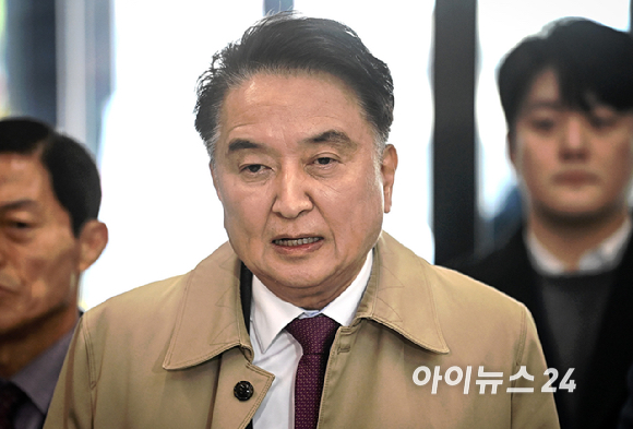 국민의힘의 컷오프(공천 배제) 통보를 받은 김영환 충북도지사가 17일 오전 서울 여의도 국민의힘 당사에서 입장을 밝히고 있다. [사진=곽영래 기자]