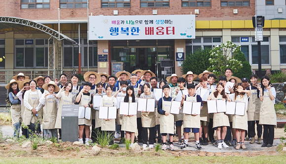 현대글로비스가 충남 당진 당산초등학교에 학교 생태숲 3호를 조성했다. 29일 조성식에서 현대글로비스 임직원 봉사단과 당산초 학생, 교직원 등이 기념촬영을 하고 있다 [사진=현대글로비스]