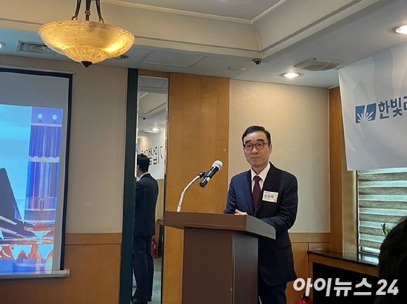 김정묵 한빛레이저 대표가 1일 오후 서울 영등포구 여의도에서 열린 기자간담회에서 DB금융스팩10호와의 합병에 따른 코스닥 상장 후 사업 전략과 비전을 발표하고 있다. [사진=김지영 기자]