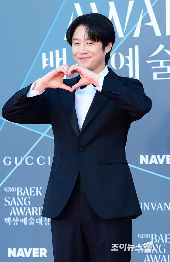 배우 정준원이 8일 오후 서울 강남구 삼성동 코엑스 동문 앞 야외광장에서 열린 '제62회 백상예술대상 with 구찌' 시상식에 앞서 레드카펫 행사에 참석하고 있다. [사진=정소희 기자]
