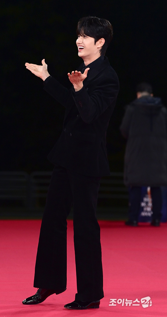 배우 김재원이 19일 오후 서울 영등포구 여의도 KBS홀에서 열린 제46회 청룡영화상 레드카펫 행사에 참석하고 있다. [사진=정소희 기자]