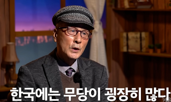 한국에 무당이 많은 이유에 대해 설명한 영상이 조회수 71만 회(17일 기준)를 넘기며 화제가 되고 있다. 사진은 영화 '파묘' 속 한 장면. [사진=X 갈무리]