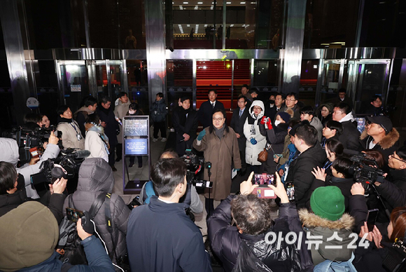 우원식 국회의장이 3일 서울 여의도 국회에서 열린 '그날 12.3 다크투어'에서 직접 도슨트로 나서 시민들을 안내하고 있다. [사진=곽영래 기자]