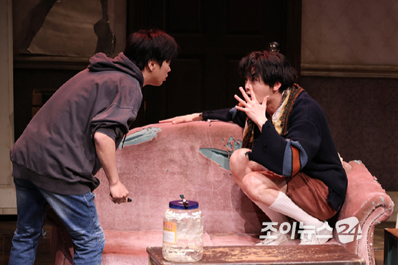 배우 최정우가 19일 오후 서울 종로구 동숭동 대학로티오엠에서 진행된 연극 '오펀스' 프레스콜에 참석해 열연을 펼치고 있다. [사진=문수지 기자]