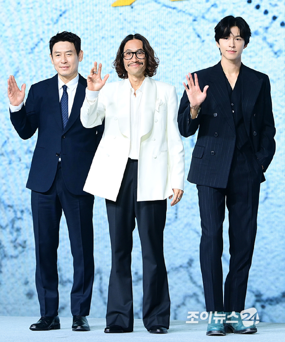 변성현 감독과 배우 설경구가 14일 오전 서울 동대문구 JW메리어트 동대문에서 열린 넷플릭스 영화 '굿뉴스' (감독 변성현) 제작보고회에 참석하고 있다. [사진=정소희 기자]