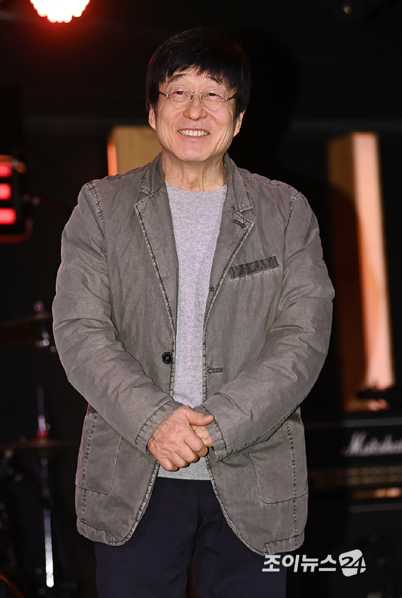 가수 김창완이 27일 서울 종로구 팡타개러지에서 열린 김창완밴드 싱글 'Seventy' 발매 기자간담회에서 기념촬영을 하고 있다. [사진=곽영래 기자]