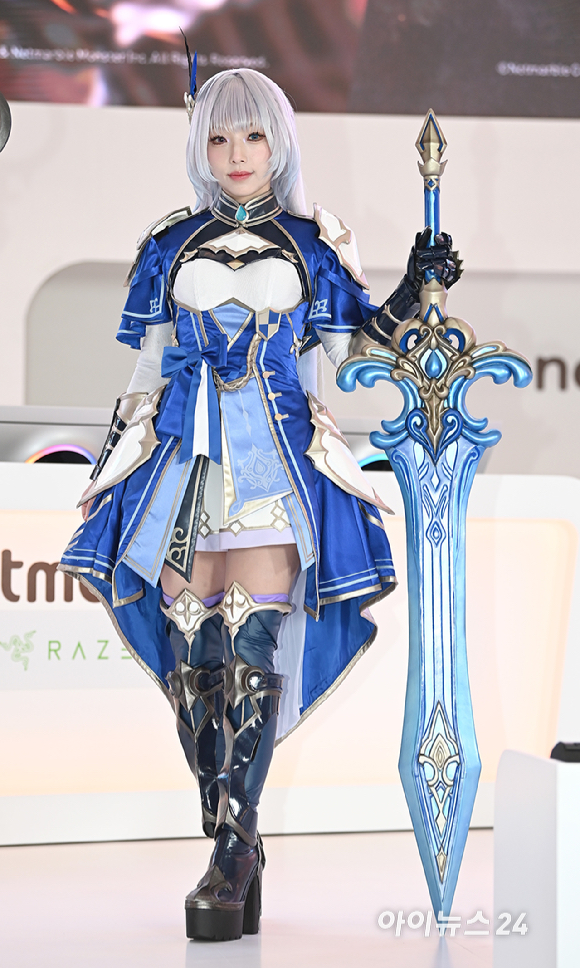 13일 부산 해운대구 벡스코에서 열린 국제게임전시회 '지스타 2025'에서 넷마블 부스에서 모델들이 코스프레를 선보이고 있다. [사진=곽영래 기자]