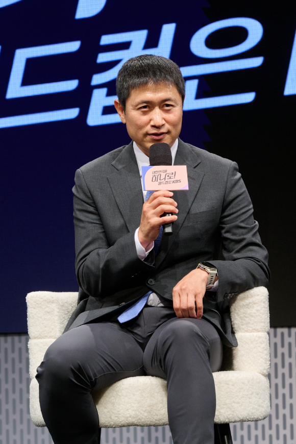 전현무 캐스터, 이영표 해설위원, 남현종 캐스터가 2일 서울 영등포구 KBS아트홀에서 열린 'KBS 2026 FIFA 북중미 월드컵' 제작발표회에서 포즈를 취하고 있다. [사진=KBS]