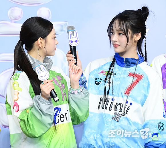 그룹 뉴진스 해린과 민지가 21일 오후 인천광역시 중구 A리조트에서 열린 '2024 SBS 가요대전 썸머' 블루카펫 행사에 참석하고 있다. [사진=정소희 기자]