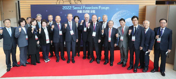 9일 전경련회관 컨퍼런스센터에서 열린 '2022 서울 프리덤 포럼'에 참석한 내빈들이 기념 촬영을 하고 있다. [사진=전경련]