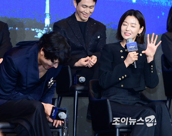 배우 강동원과 전지현이 2일 오전 서울 종로구 포시즌스 호텔에서 진행된 디즈니 플러스 오리지널 시리즈 '북극성' 제작발표회에 참석하고 있다. [사진=정소희 기자]