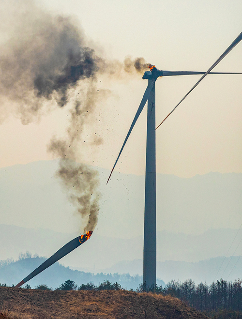 23일 오후 1시 11분께 경북 영덕군 영덕읍 창포리 풍력발전단지 내 한 풍력발전기에서 불이 난 가운데 발전기 프로펠러 등이 불길에 휩싸여 있다. 2026.3.23 [사진=독자 제공/연합뉴스]