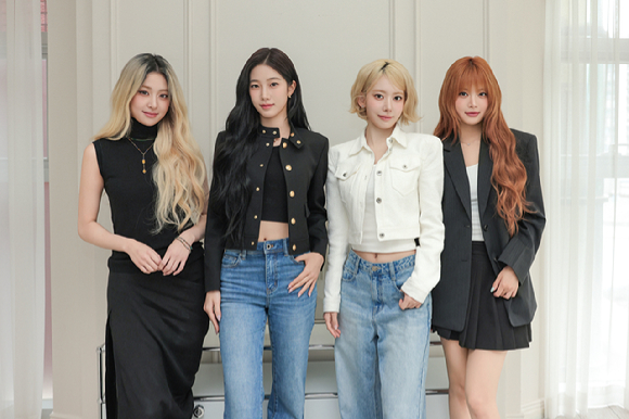 그룹 르세라핌이 최근 서울 모처에서 진행된 신보 발매 기념 인터뷰에서 포즈를 취하고 있다. [사진=쏘스뮤직]