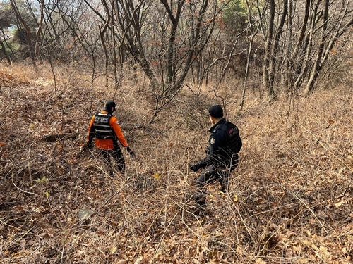 수색 중인 소방대원들. [사진=연합뉴스]