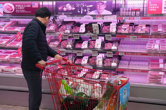 고객이 롯데마트에서 최강록 셰프 협업 상품을 둘러보고 있다. [사진=롯데마트]