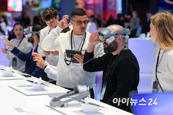 2일(현지시간) 스페인 바르셀로나 피라 그란 비아 전시장에서 열린 '모바일 월드 콩그레스(MWC)2026'에서 삼성전자 갤럭시 부스를 찾은 관람객들이 갤럭시 XR을 체험하고 있다. 2026.03.02 [사진=바르셀로나=사진공동취재단]