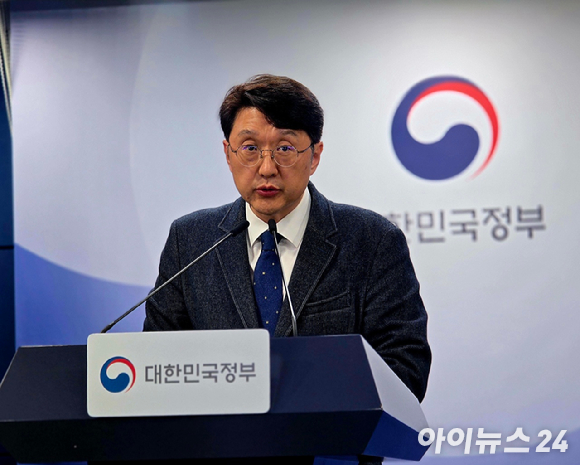 최우혁 과학기술정보통신부 네트워크정책실장이 24일 정부서울청사에서 브리핑을 열고 휴대전화 개통 안면인증 의무화에 따른 생체정보 유출 위험성 등에 대해 설명하고 있다. [사진=안세준 기자]