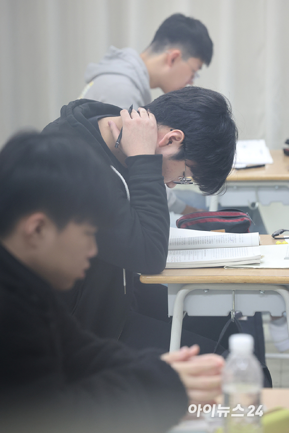 2024학년도 대학수학능력시험(수능시험)이 16일 전국 84개 시험지구 1,279개 시험장에서 일제히 열린 가운데 서울 용산구 용산고등학교(제15시험지구 제7시험장)에서 수험생들이 마지막 점검을 하고 있다. 위 사진은 기사 내용과 무관함. [사진=아이뉴스24 포토DB]