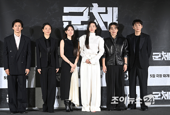 배우 고수, 김신록, 신현빈, 연상호 감독, 배우 전지현, 구교환, 지창욱이 6일 오전 서울 용산구 CGV 용산아이파크몰에서 열린 영화 '군체' 제작보고회에서 포토타임을 갖고 있다. [사진=곽영래 기자]