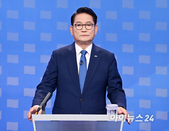 송영길 더불어민주당 당대표 후보가 12일 서울 목동 SBS에서 열린 당대표 후보자 토론회를 준비하고 있다. [사진=곽영래 기자]