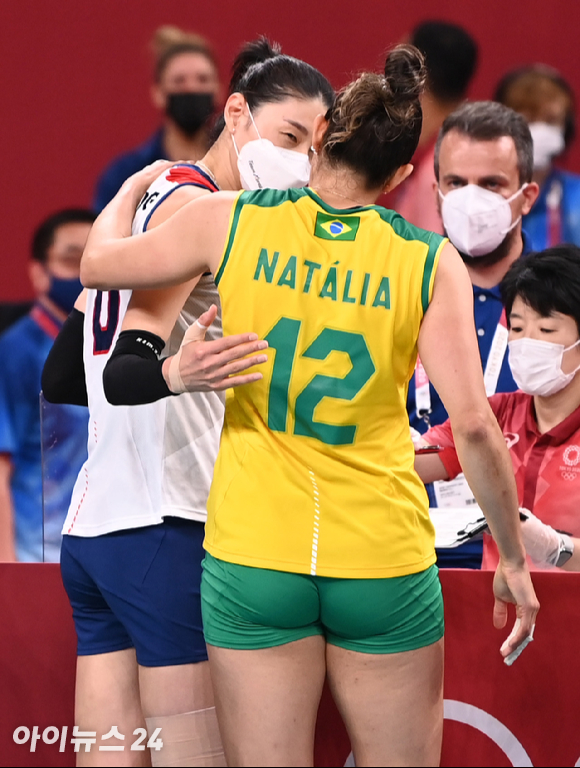 6일 오후 일본 도쿄 아리아케 아레나에서 열린 2020 도쿄올림픽 여자 배구 준결승 대한민국 대 브라질의 경기가 진행됐다. 한국 김연경이 세트스코어 0-3(16-25, 16-25, 16-25)으로 패배한 후 브라질 나탈리아의 승리를 축하하고 있다. [사진=정소희 기자]
