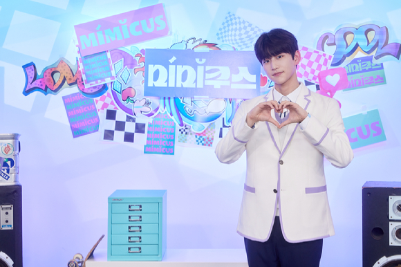 배우 김윤우가 22일 온라인으로 진행된 플레이리스트 드라마 '미미쿠스' 제작발표회에 참석해 포즈를 취하고 있다. [사진=플레이리스트]