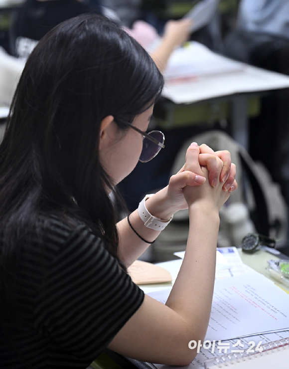 2026학년도 대학수학능력시험일인 13일 오전 서울의 시험장에서 수능을 앞둔 수험생들의 다양한 모습. [사진=정소희 기자, 사진공동취재단]