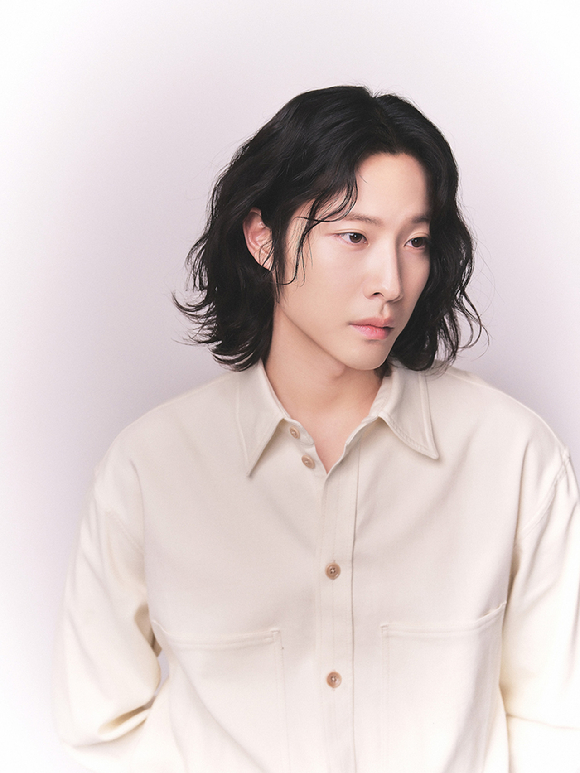 배우 이종원이 MBC 금토드라마 '밤에 피는 꽃' 인터뷰에 앞서 포즈를 취하고 있다. [사진=더블랙레이블]