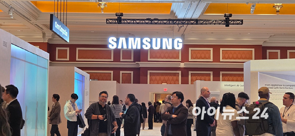 4일(현지시간) 미국 라스베이거스 윈 호텔에서 열린 &lsquo;삼성 퍼스트 룩&rsquo; 전시관의 입구인 &lsquo;AI 갤러리&rsquo;에 고흐의 그림이 흐르고 있다. [사진=박지은 기자]