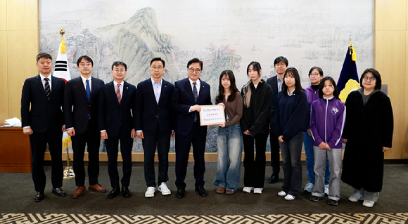 우원식 국회의장이 23일 국회 접견실에서 기후헌법소원 소송단과 면담을 가진 뒤 기념 촬영을 하고 있다. [사진=공보수석실]