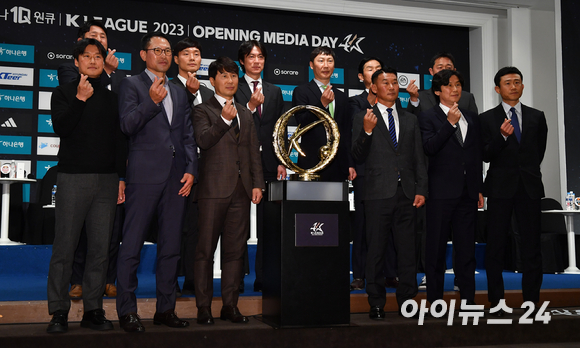 20일 오후 서울 서초구 양재동 더케이호텔 서울에서 열린 '하나원큐 K리그 2023 개막 미디어데이'에서 각 구단 감독들이 포즈를 취하고 있다. [사진=김성진 기자]