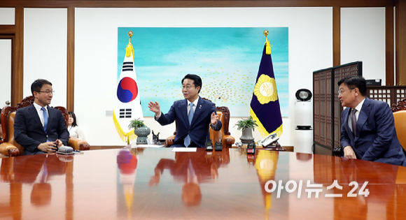 조정식 국회의장이 11일 오후 서울 여의도 국회의장 집무실에서 열린 여야 원내대표 회동에서 발언을 하고 있다. 왼쪽부터 한병도 더불어민주당 원내대표, 조 국회의장, 정점식 국민의힘 원내대표. [사진=곽영래 기자]