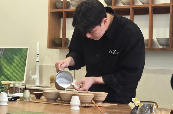 6일 에어비앤비 로컬 체험 콘텐츠 '올티스' 프로그램에서 제공되는 홍차. 자체 농장에서 생산한 차를 팽주(烹主)가 우려 내어준다. [사진=진광찬 기자]