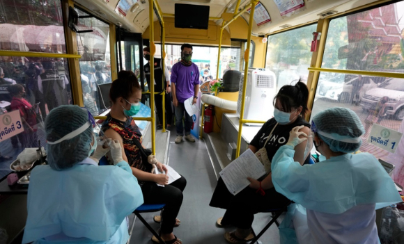 지난 9월 태국 방콕의 이동식 백신 접종소에서 보건 종사자들이 주민들에게 아스트라제네카(AZ) 백신을 접종하고 있다. [사진=뉴시스]