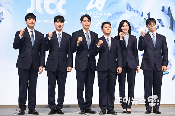 배성재 아나운서, 성승헌 캐스터, 이승훈, 곽윤기, 김아랑, 윤성빈 해설위원이 14일 서울 여의도 페어몬트 앰배서더 서울에서 열린 JTBC '2026 밀라노 코르티나 동계올림픽' 기자간담회에서 포즈를 취하고 있다. [사진=곽영래 기자]
