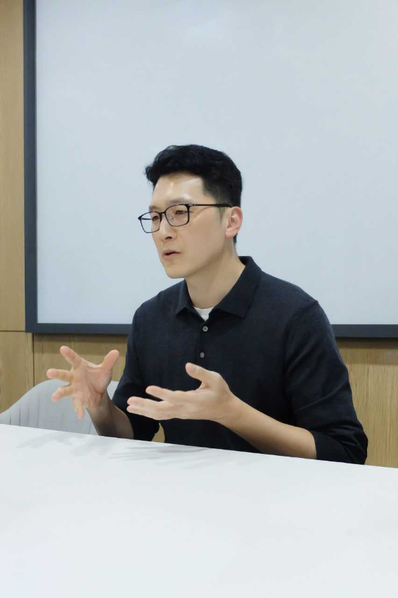 서상덕 S2W 대표이사가 인터뷰를 진행하고 있는 모습. [사진=S2W]