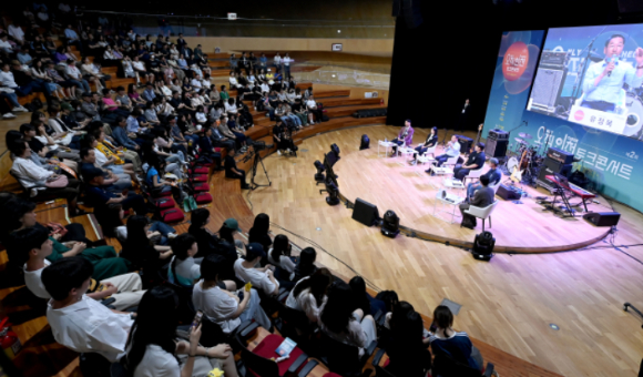 유정복 인천광역시장이 10일 연수구 트라이보울에서 열린 '제2회 오직인천 토크콘서트'에서 패널들과 '인천의 미래를 말하다'를 주제로 대화하고 있다. [사진=인천시]