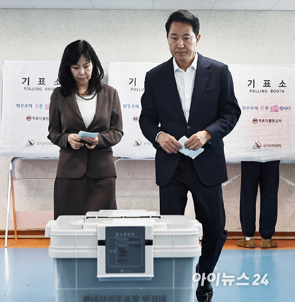 제9회 전국동시지방선거 사전투표 첫날인 29일 오전 서울 용산구 한남동주민센터에 마련된 사전투표소에서 오세훈 국민의힘 서울시장 후보와 부인 송현옥 씨가 투표하고 있다. [사진=정소희 기자]