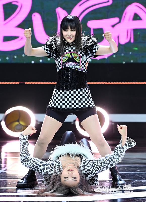 그룹 버가부(bugAboo) 유우나와 초연이 13일 오후 서울 마포구 상암동 SBS프리즘타워에서 진행된 두 번째 싱글 '팝(POP)' 발매 기념 쇼케이스에 참석해 멋진 무대를 선보이고 있다. [사진=정소희 기자]