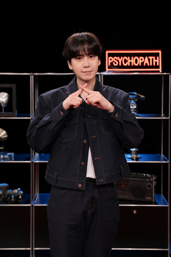 슈퍼주니어 규현이 10일 온라인으로 진행된 MBN-SBS Plus '내가 만난 사이코패스' 제작발표회에서 포토타임을 갖고 있다. [사진=MBN, SBS Plus]