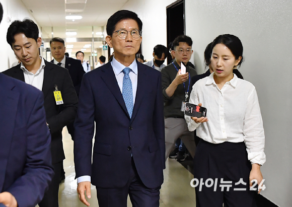 김문수 고용노동부 장관 후보자가 26일 서울 여의도 국회에서 열린 제2차 환경노동위원회 국무위원 후보자 인사청문회가 정회되자 대기장소로 이동하고 있다. [사진=곽영래 기자]