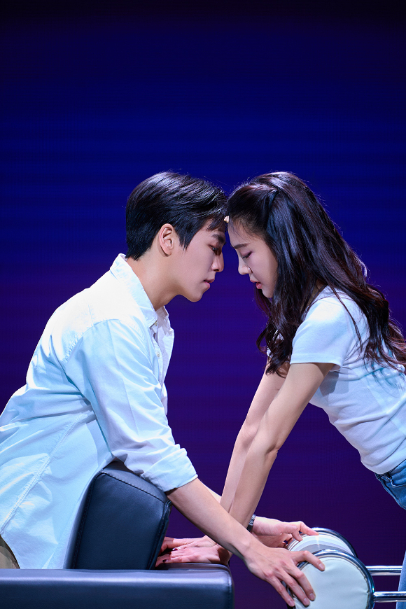 배우 이현우가 연극 '애나엑스'에서 열연하고 있다. [사진=(주)글림아티스트, (주)글림컴퍼니]