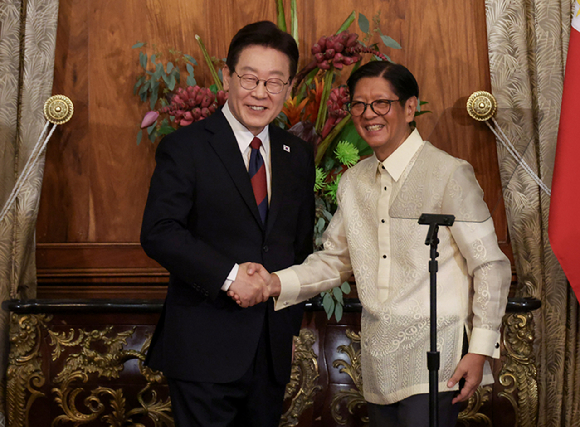 이재명 대통령과 페르디난드 마르코스 필리핀 대통령이 3일 마닐라 말라카냥궁에서 공동언론발표를 마친 뒤 악수하고 있다. 2026.3.3 [사진=연합뉴스]