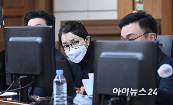 2025년 12월 3일 서울 서초구 서울중앙지방법원에서 주가조작과 통일교 청탁 등의 혐의를 받는 김건희 씨의 결심공판 진행된 가운데 김건희 씨가 법정으로 들어오고 있다. [사진=사진공동취재단]