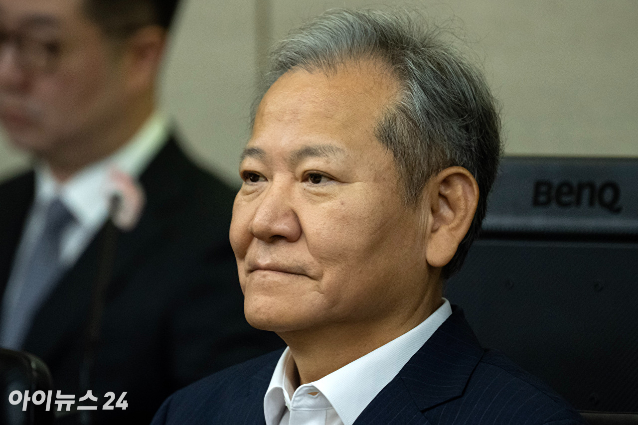 이상민 전 행정안전부 장관이 17일 서울 서초구 서울중앙지법에서 열린 내란 중요임무 종사 등 혐의 첫 공판기일에 출석하고 있다. [사진=사진공동취재단]