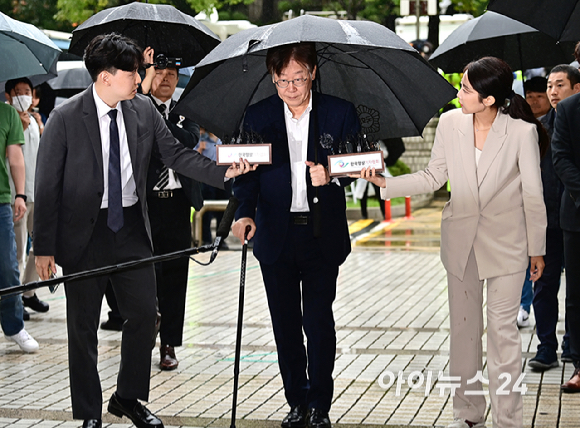 이재명 더불어민주당 대표가 26일 오전 서울 서초구 중앙지방법원에서 백현동 개발 특혜 및 쌍방울 대북송금 의혹과 관련 영장실질심사에 출석하고 있다. [사진=곽영래 기자]