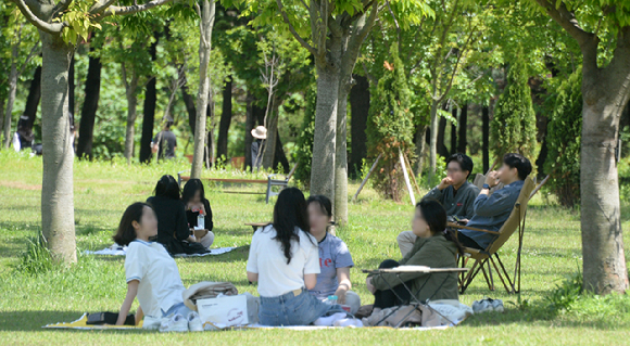 8일 전북 전주시 덕진구 세병공원을 찾은 시민들이 시원한 나무 그늘 아래서 피크닉을 즐기고 있다. [사진=뉴시스]